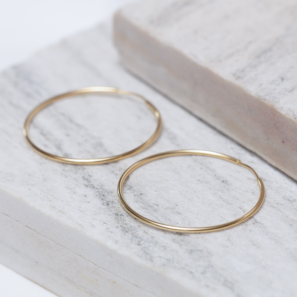 BRINCO ARGOLA FECHADA M BANHO OURO 18K