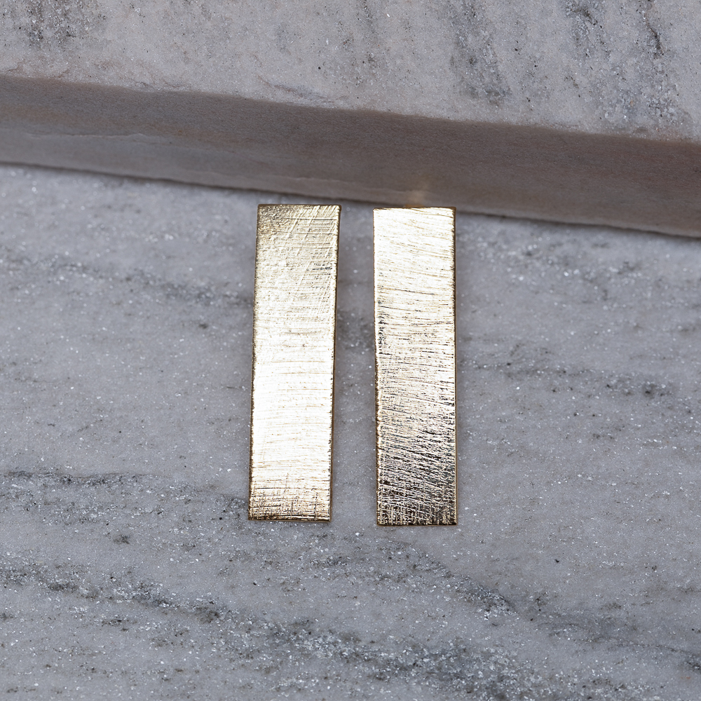 BRINCO PLACA RISCADA BANHO OURO 18K