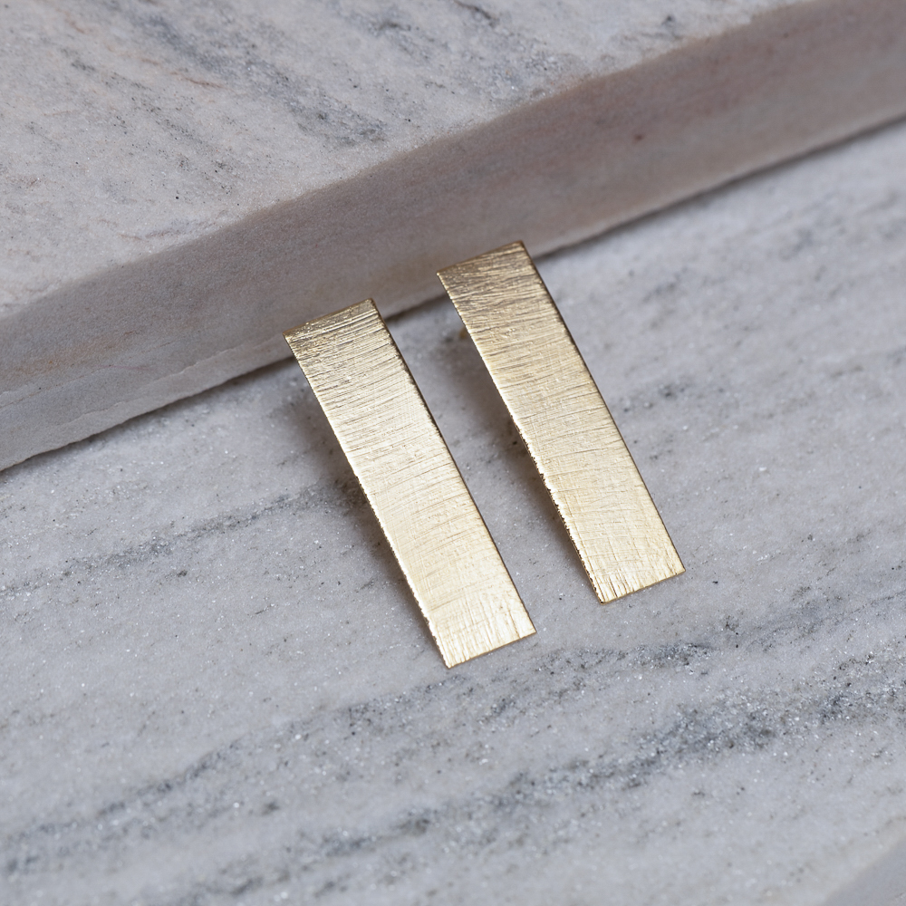 BRINCO PLACA RISCADA BANHO OURO 18K