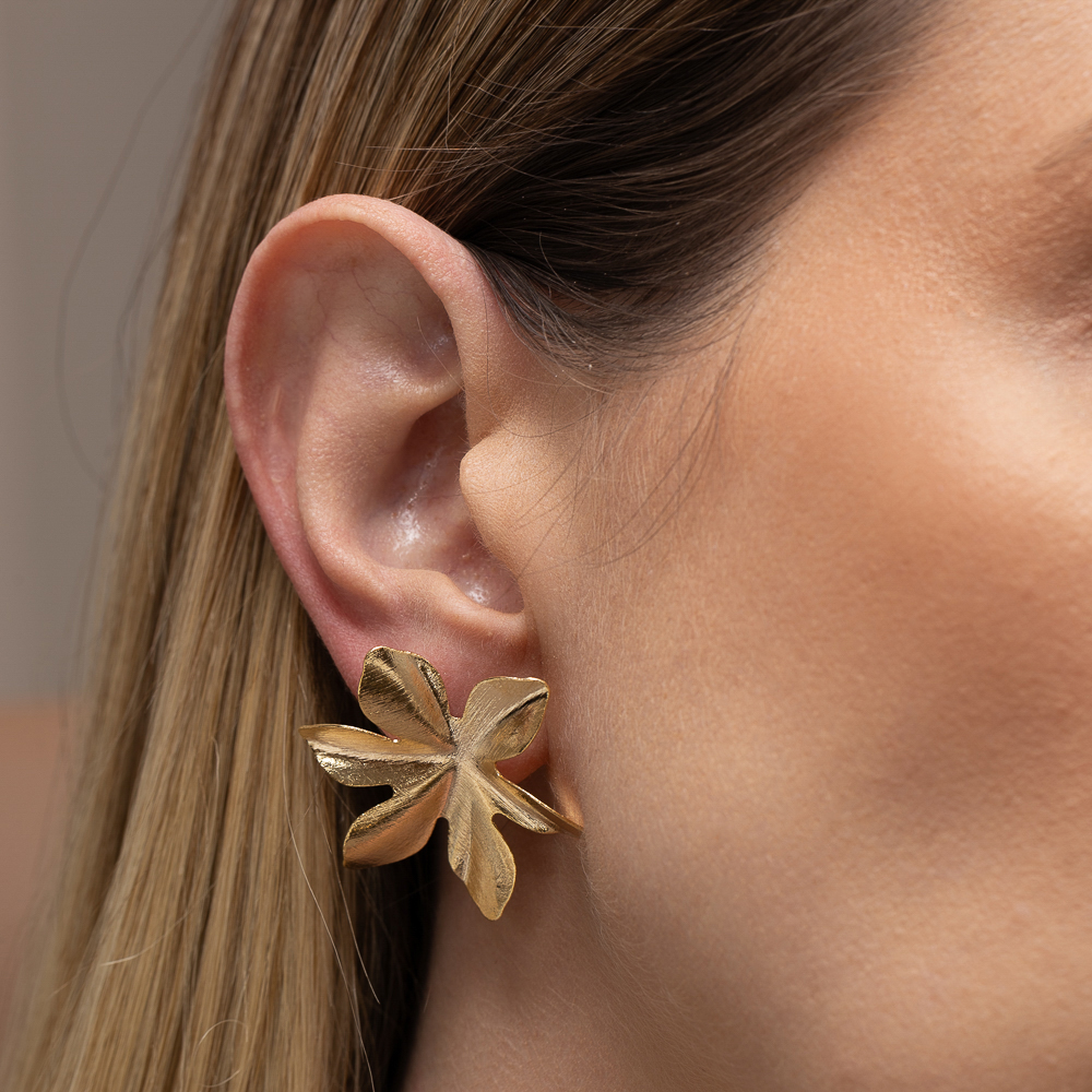 BRINCO FLOR ORGÂNICA FOSCA BANHO OURO 18K
