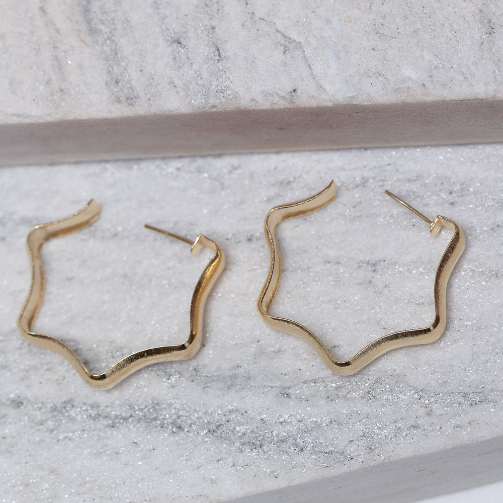 BRINCO ARGOLA ESTRELA FOSCA M BANHO OURO 18K