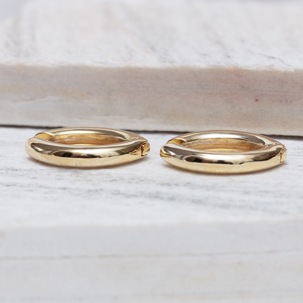 BRINCO ARGOLA OVAL LARGA BANHO OURO 18K