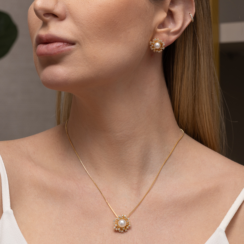 CONJUNTO FLOR COM PÉROLA BANHO OURO 18K