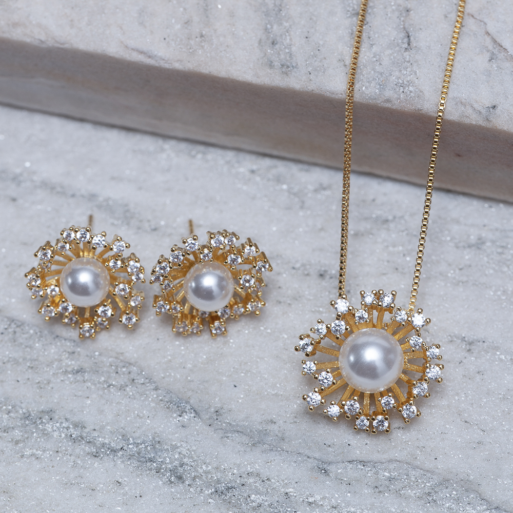 CONJUNTO FLOR COM PÉROLA BANHO OURO 18K