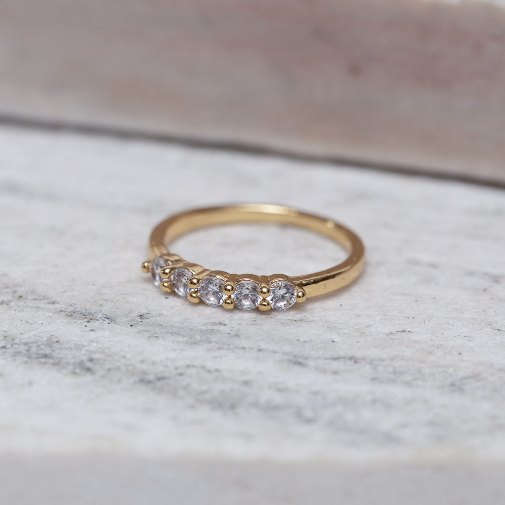 ANEL DELICADO COM ZIRCÔNIAS REDONDAS CT BANHO OURO 18K