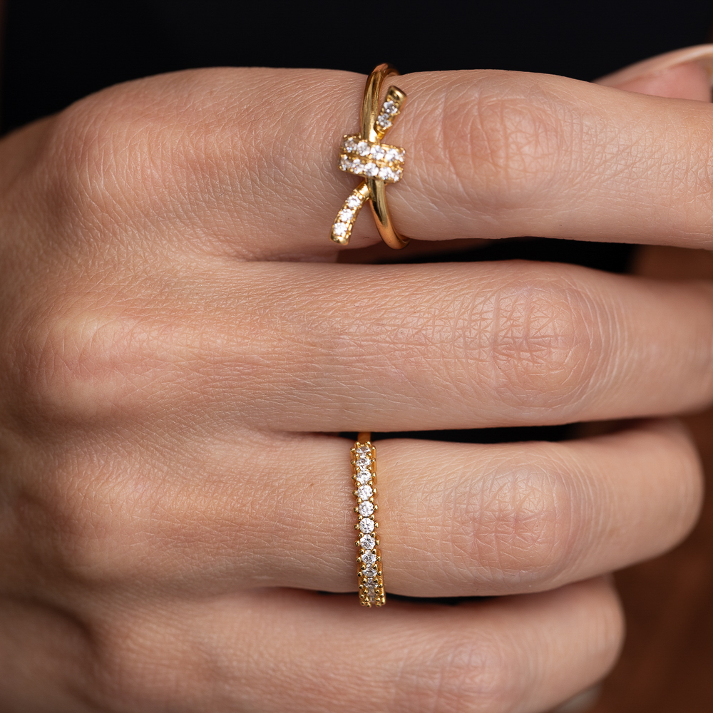 ANEL COM ZIRCÔNIAS REDONDAS CRISTAIS CT BANHO OURO 18K