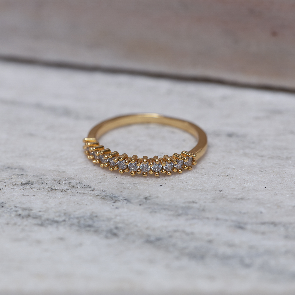 ANEL COM ZIRCÔNIAS REDONDAS CRISTAIS CT BANHO OURO 18K