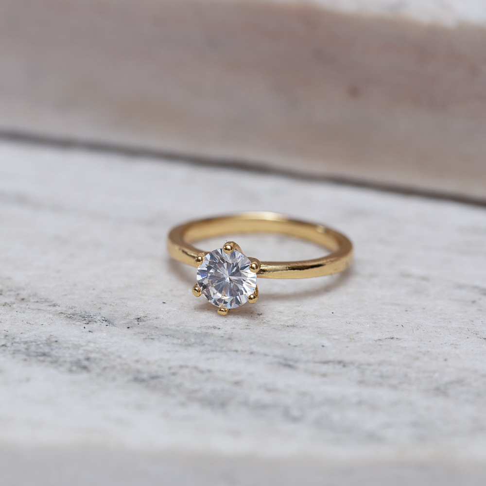 ANEL SOLITÁRIO 6 GARRAS PEDRA CRISTAL CT BANHO OURO 18K