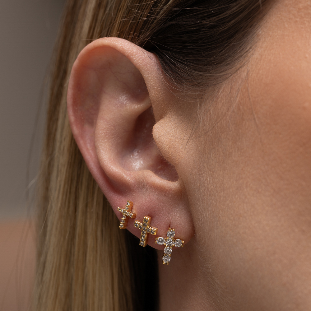 BRINCO CRUZ COM ZIRCÔNIAS CRISTAIS BANHO OURO 18K