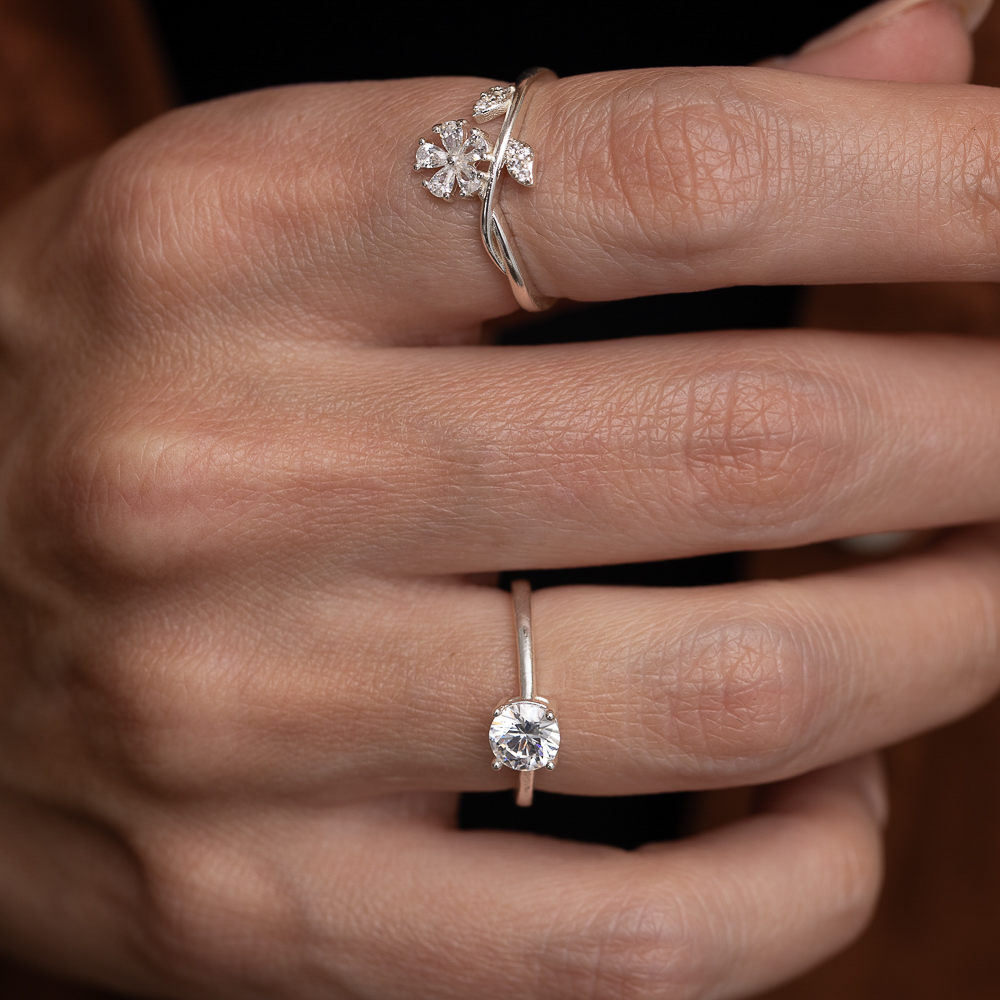ANEL SOLITÁRIO 4 GARRAS CRISTAL CT BANHO PRATA