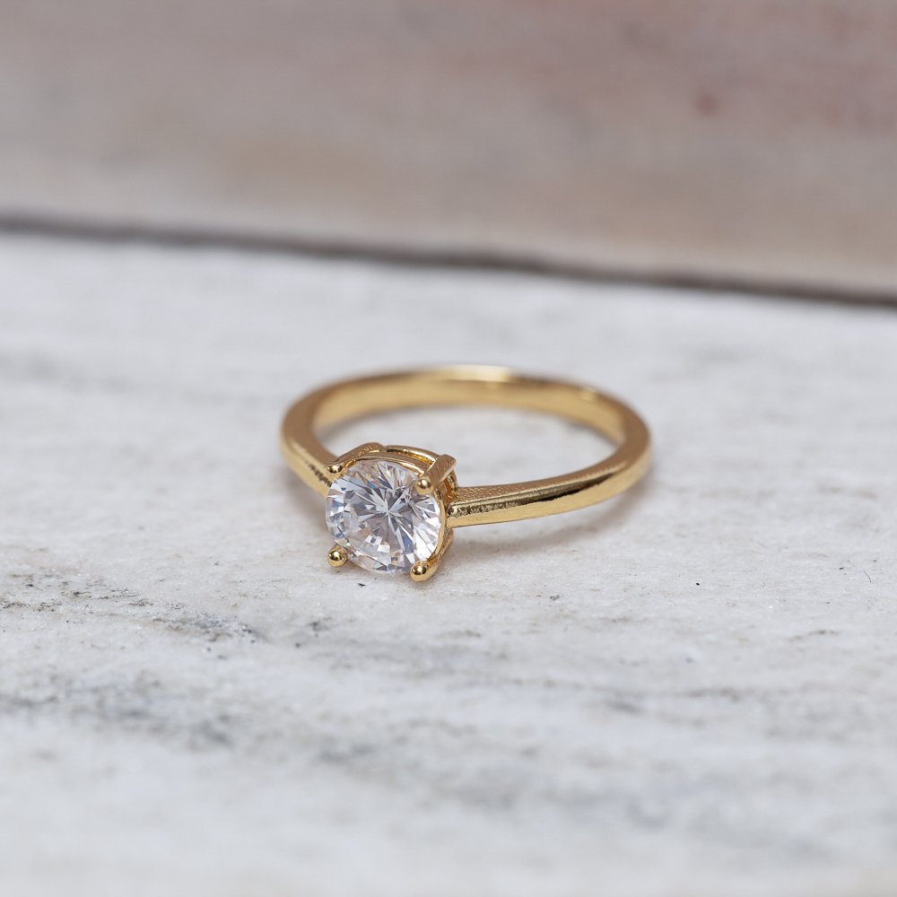 ANEL SOLITÁRIO 4 GARRAS CRISTAL CT BANHO OURO 18K