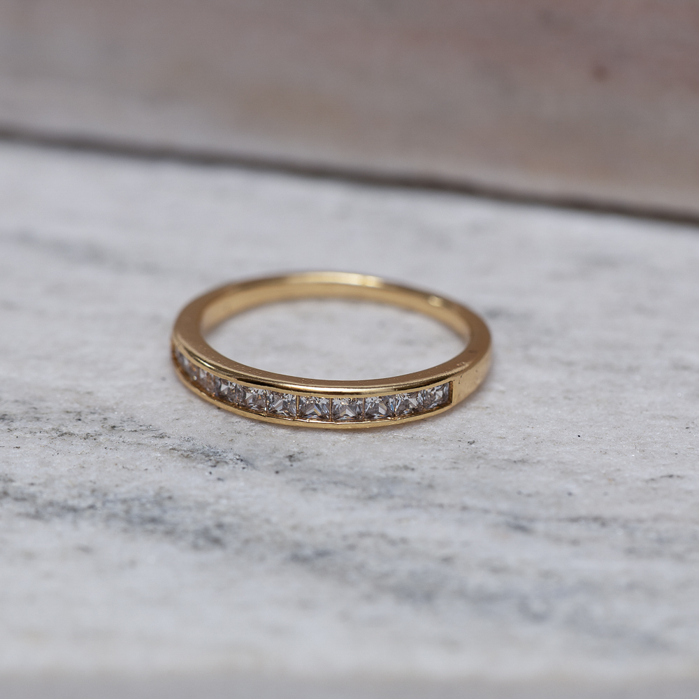 ANEL DELICADO COM PEDRAS CRISTAIS CT BANHO OURO 18K