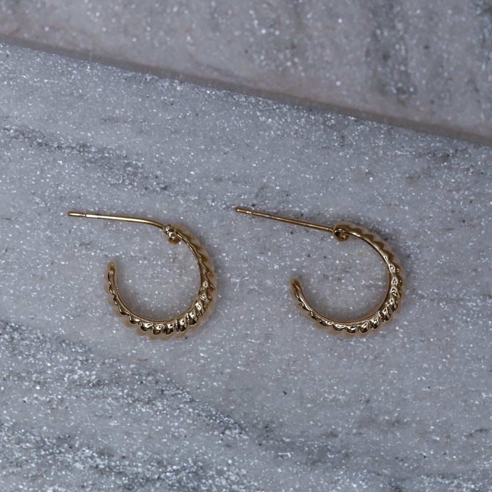 BRINCO MEIA ARGOLA CARACOL BANHO OURO 18K