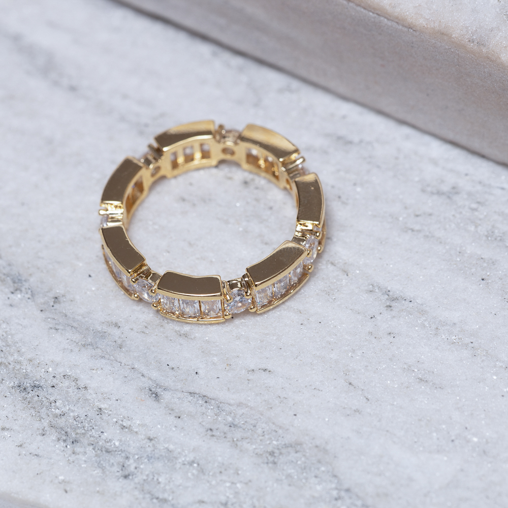 ANEL COM ZIRCÔNIAS NAVETE CRISTAL BANHO OURO 18K