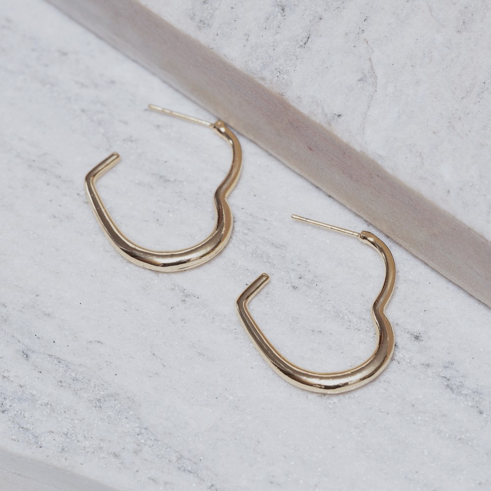 BRINCO ARGOLA CORAÇÃO ABERTA BANHO OURO 18K