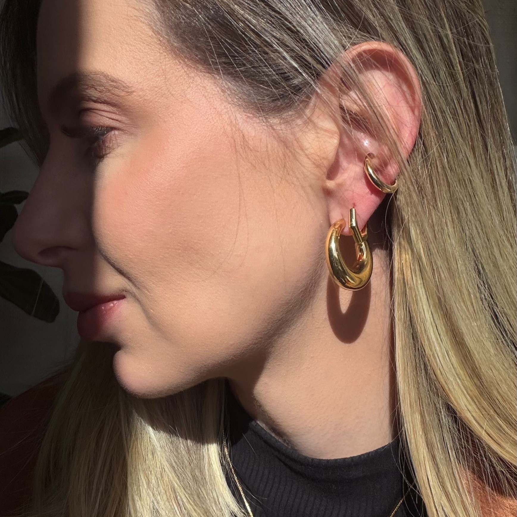 BRINCO ARGOLA ABAULADA LISA BANHO OURO 18K