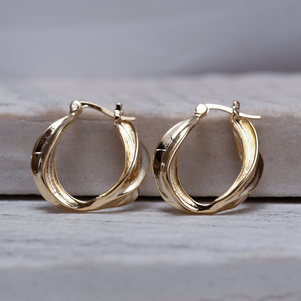 BRINCO ARGOLA TRABALHADA FECHO JOIA BANHO OURO 18K