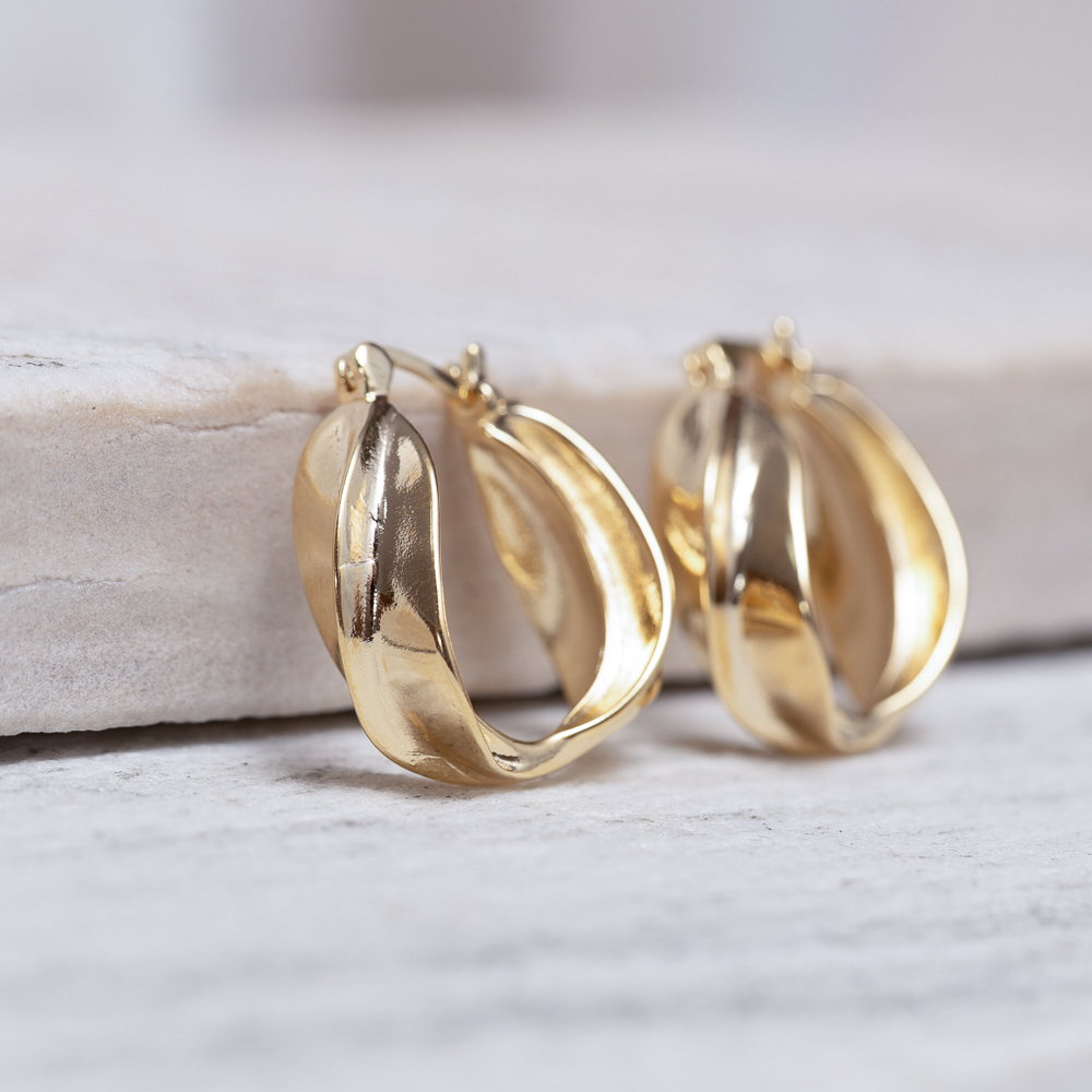 BRINCO ARGOLA TRABALHADA FECHO JOIA BANHO OURO 18K