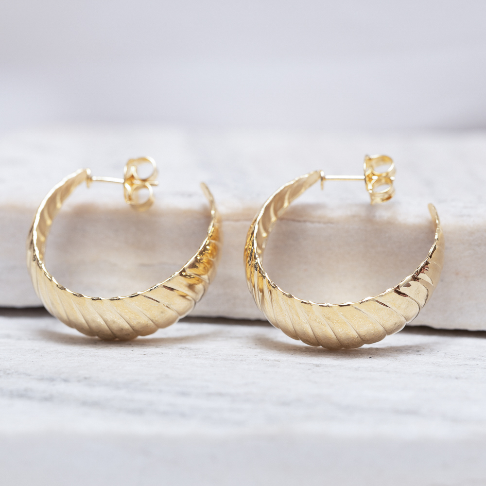BRINCO ARGOLA TRABALHADA BANHO OURO 18K