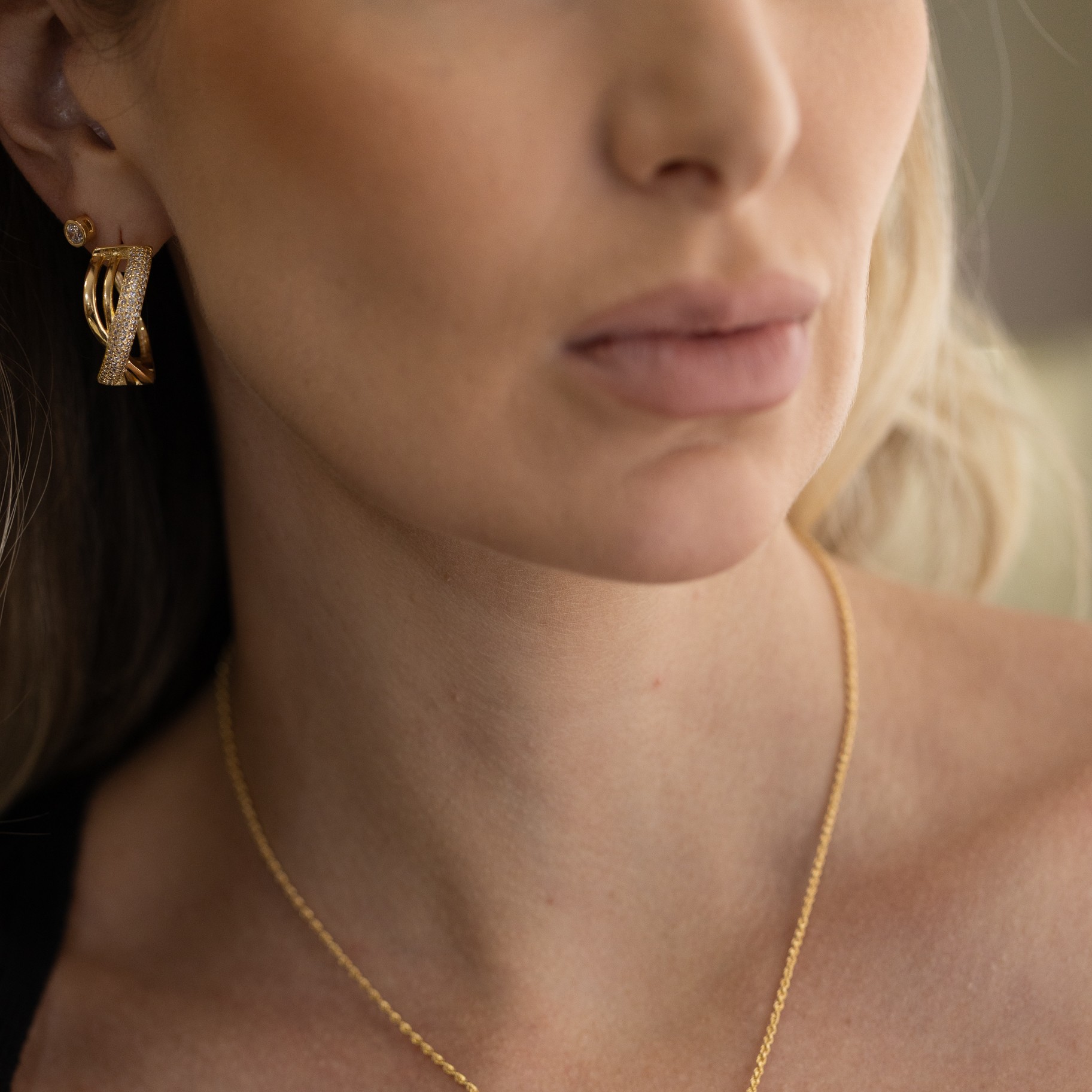 BRINCO ARGOLA TORCIDA CRAVEJADA BANHO OURO 18K