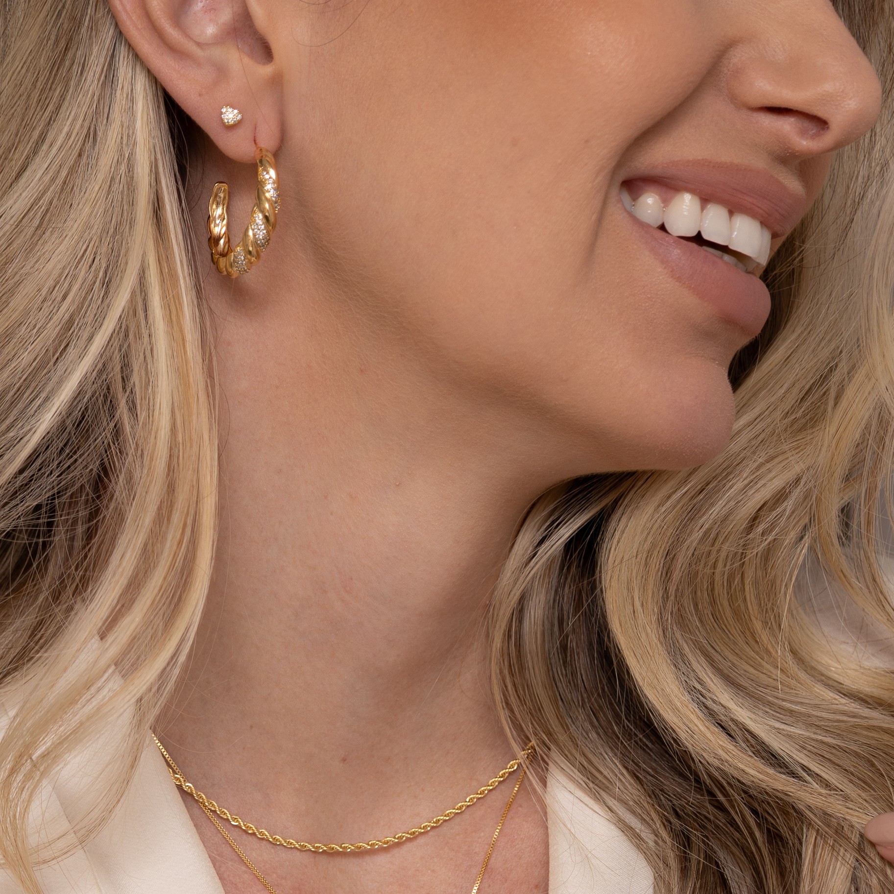 BRINCO ARGOLA TORCIDA COM ZIRCÔNIAS BANHO OURO 18K