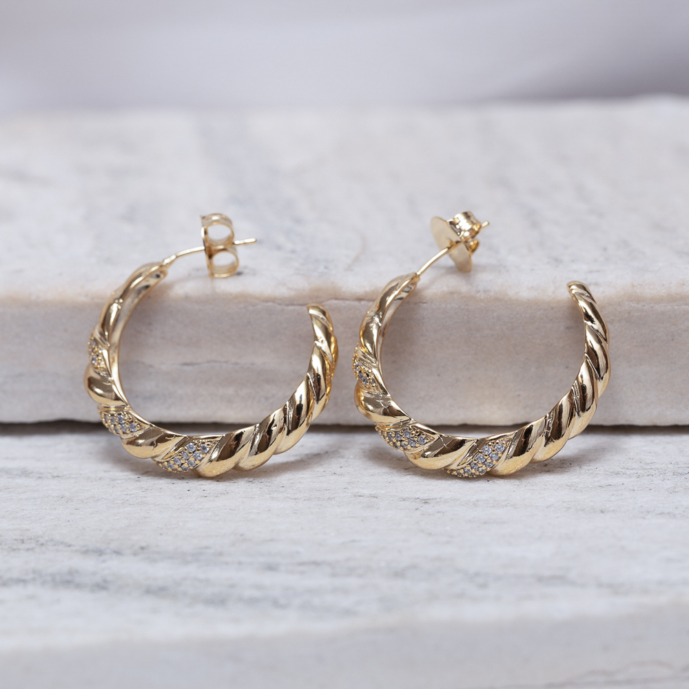 BRINCO ARGOLA TORCIDA COM ZIRCÔNIAS BANHO OURO 18K