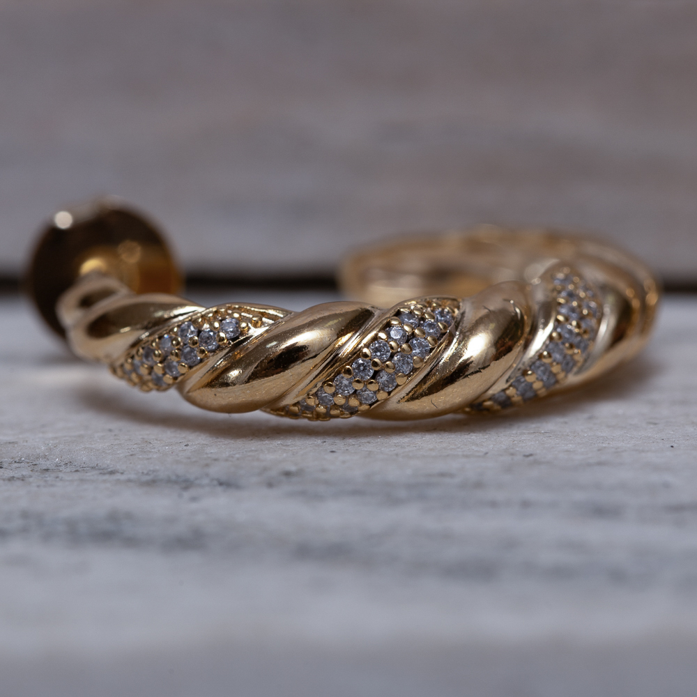 BRINCO ARGOLA TORCIDA COM ZIRCÔNIAS BANHO OURO 18K
