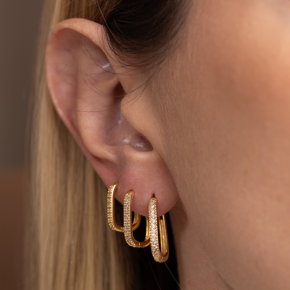 BRINCO ARGOLA OVAL CRAVEJADA M BANHO OURO 18K