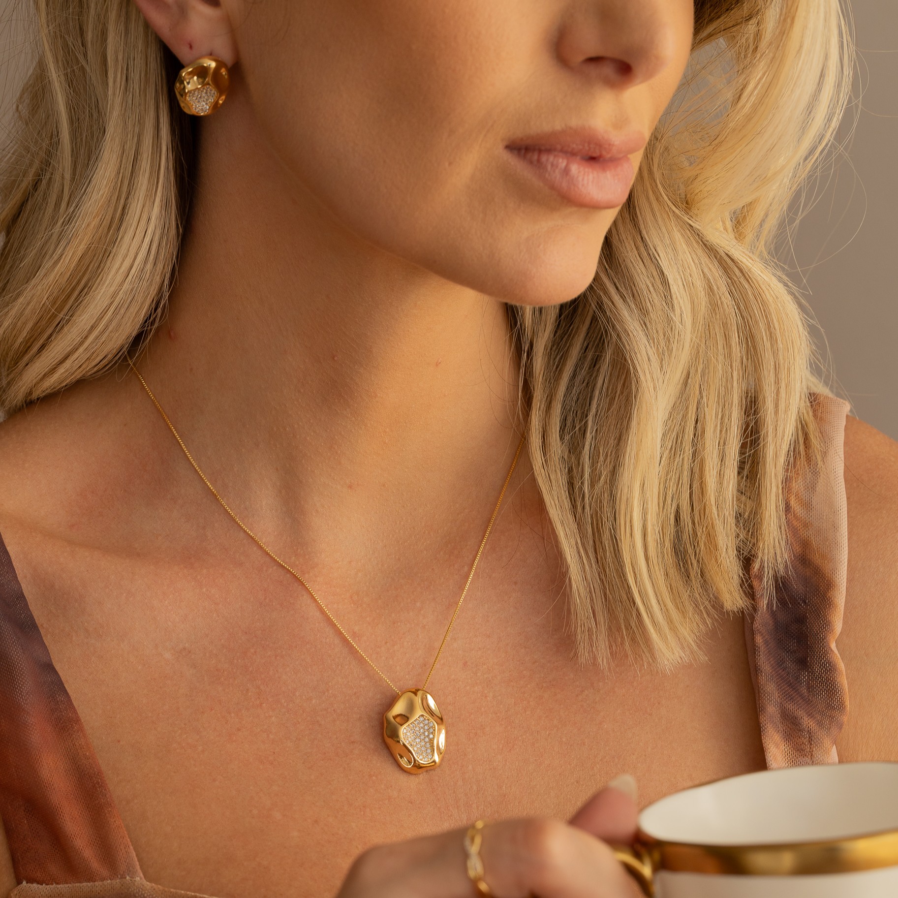 CONJUNTO ORGÂNICO COM ZIRCÔNIAS BANHO DOURADO