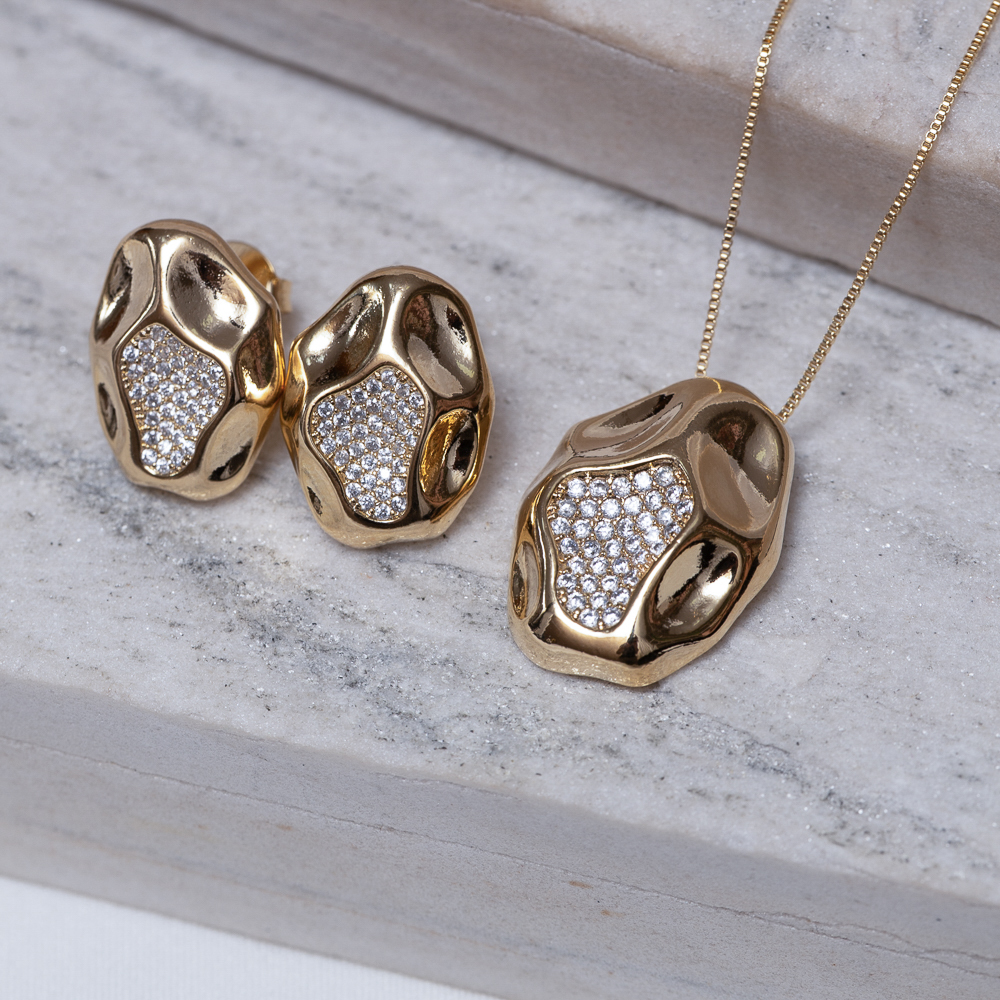 CONJUNTO ORGÂNICO COM ZIRCÔNIAS BANHO DOURADO