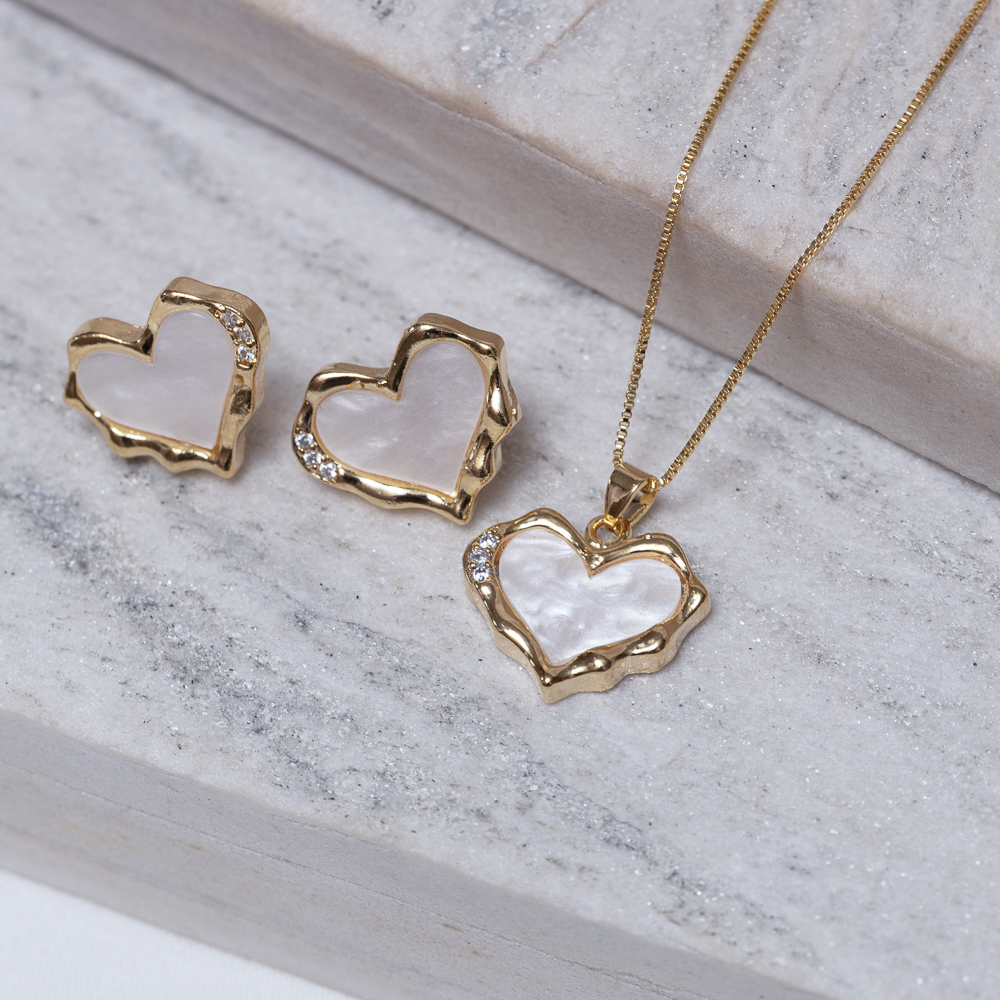 CONJUNTO CORAÇÃO MADRE PÉROLA BANHO OURO 18K