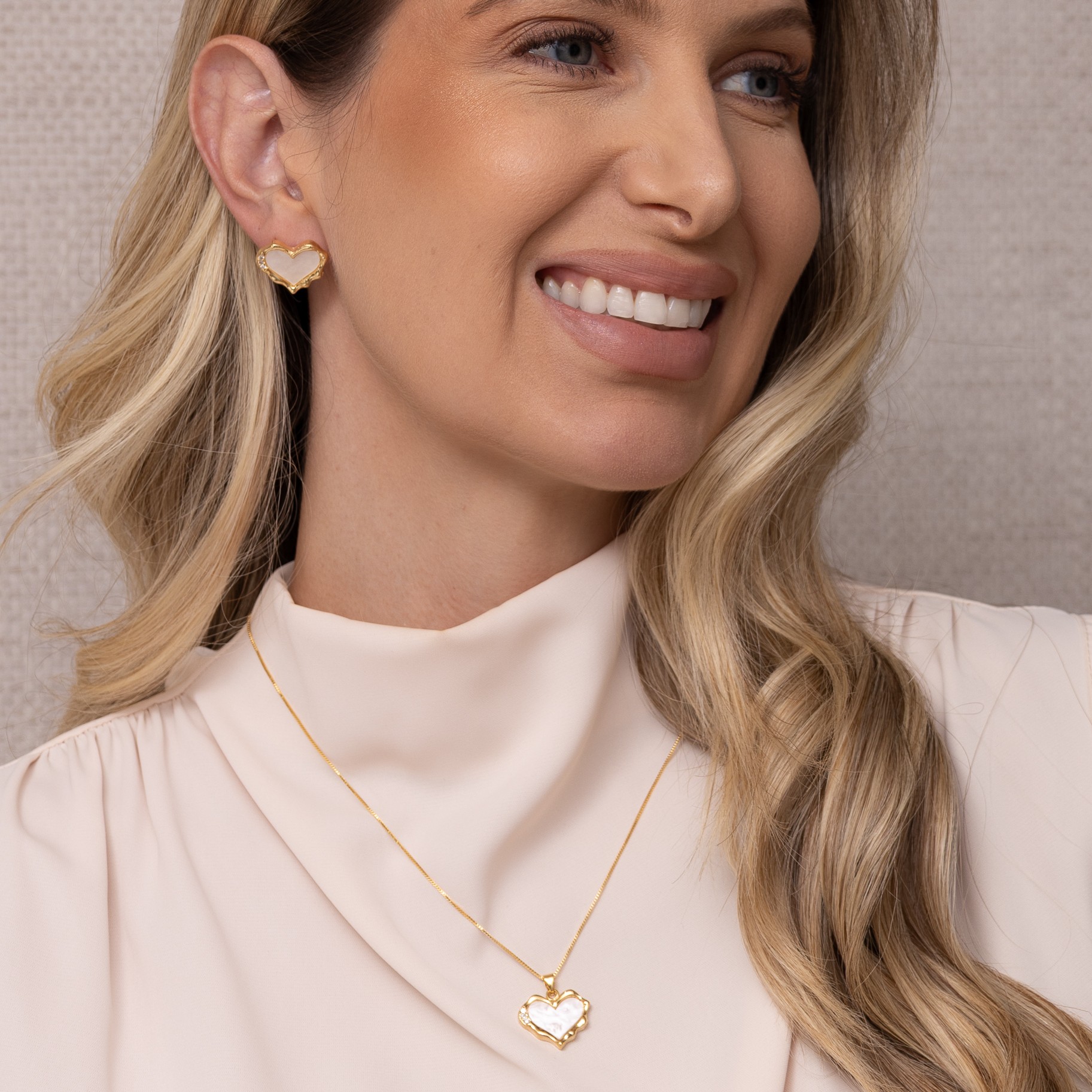 CONJUNTO CORAÇÃO MADRE PÉROLA BANHO OURO 18K