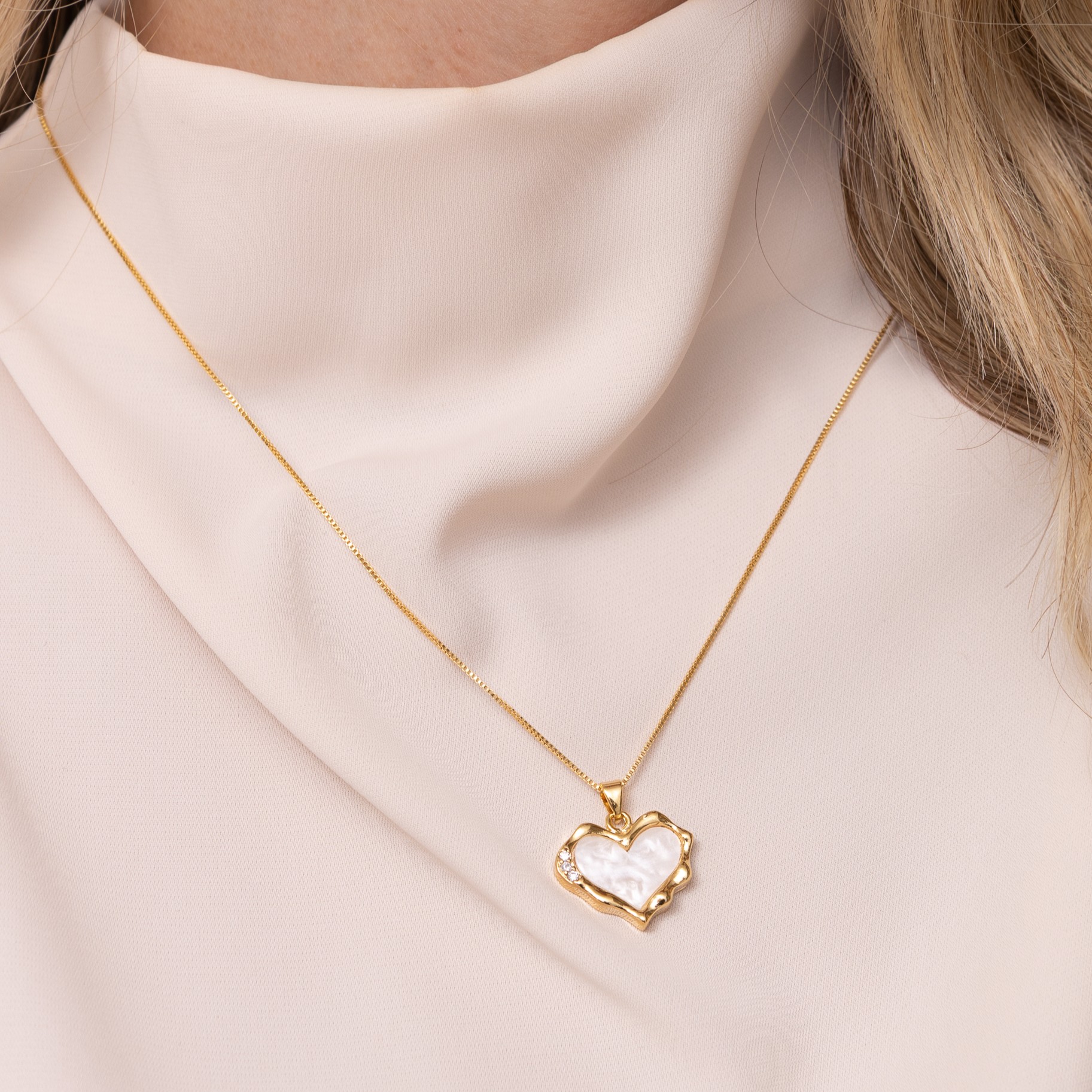 CONJUNTO CORAÇÃO MADRE PÉROLA BANHO OURO 18K