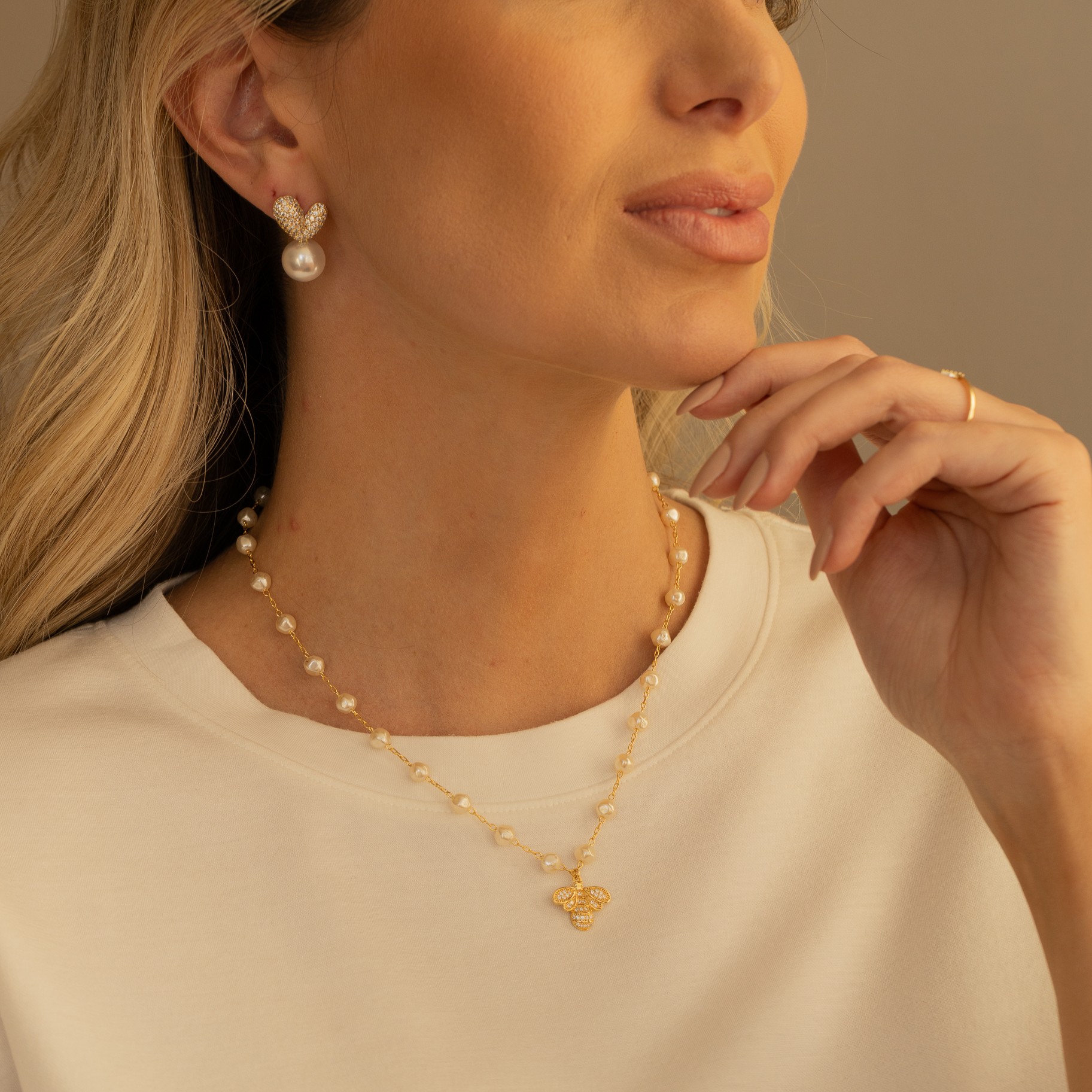 CHOKER PÉROLA COM LIBÉLULA EM ZIRCÔNIA BANHO OURO 18K