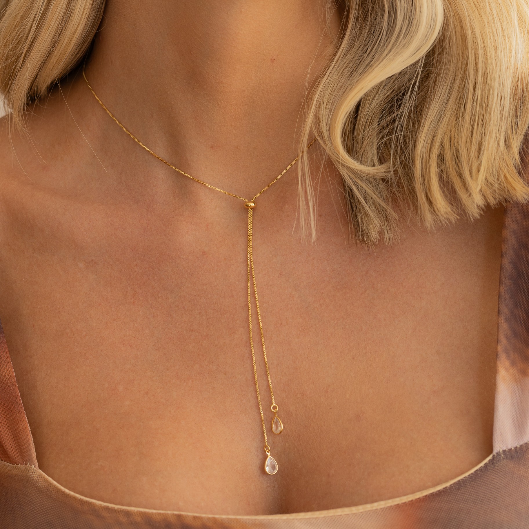 COLAR GRAVATINHA COM GOTAS CRISTAIS BANHO OURO 18K