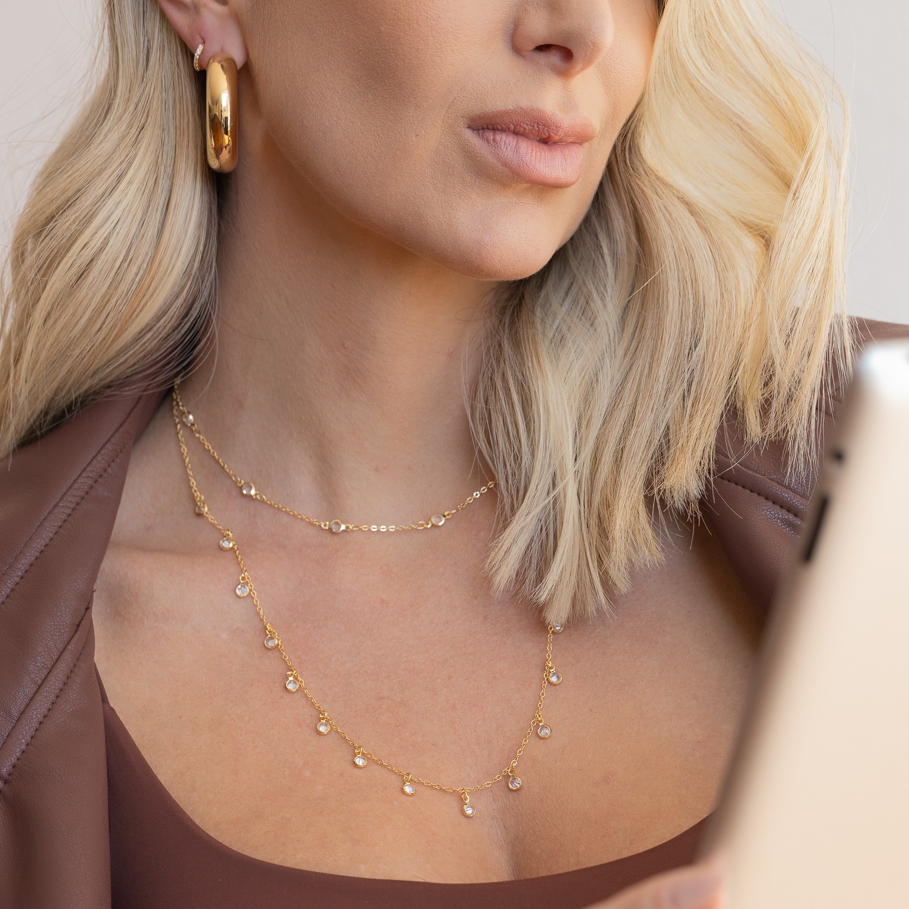 CHOKER COM PEDRINHAS CRISTAIS BANHO OURO 18K