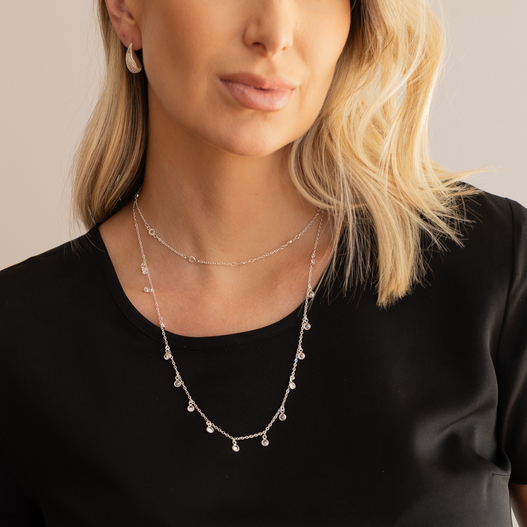 CHOKER COM PEDRINHAS CRISTAIS BANHO PRATA