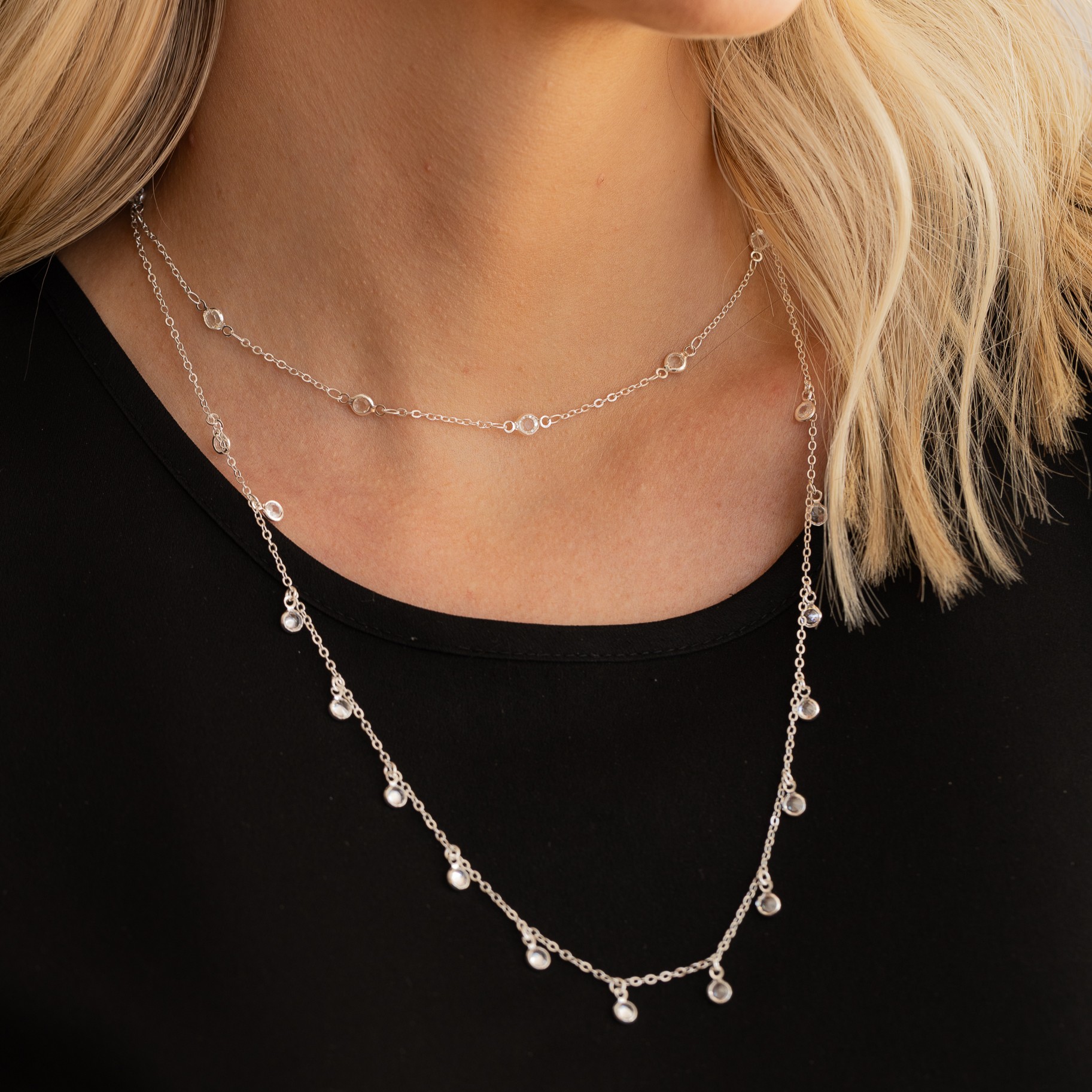 CHOKER COM PEDRINHAS CRISTAIS BANHO PRATA