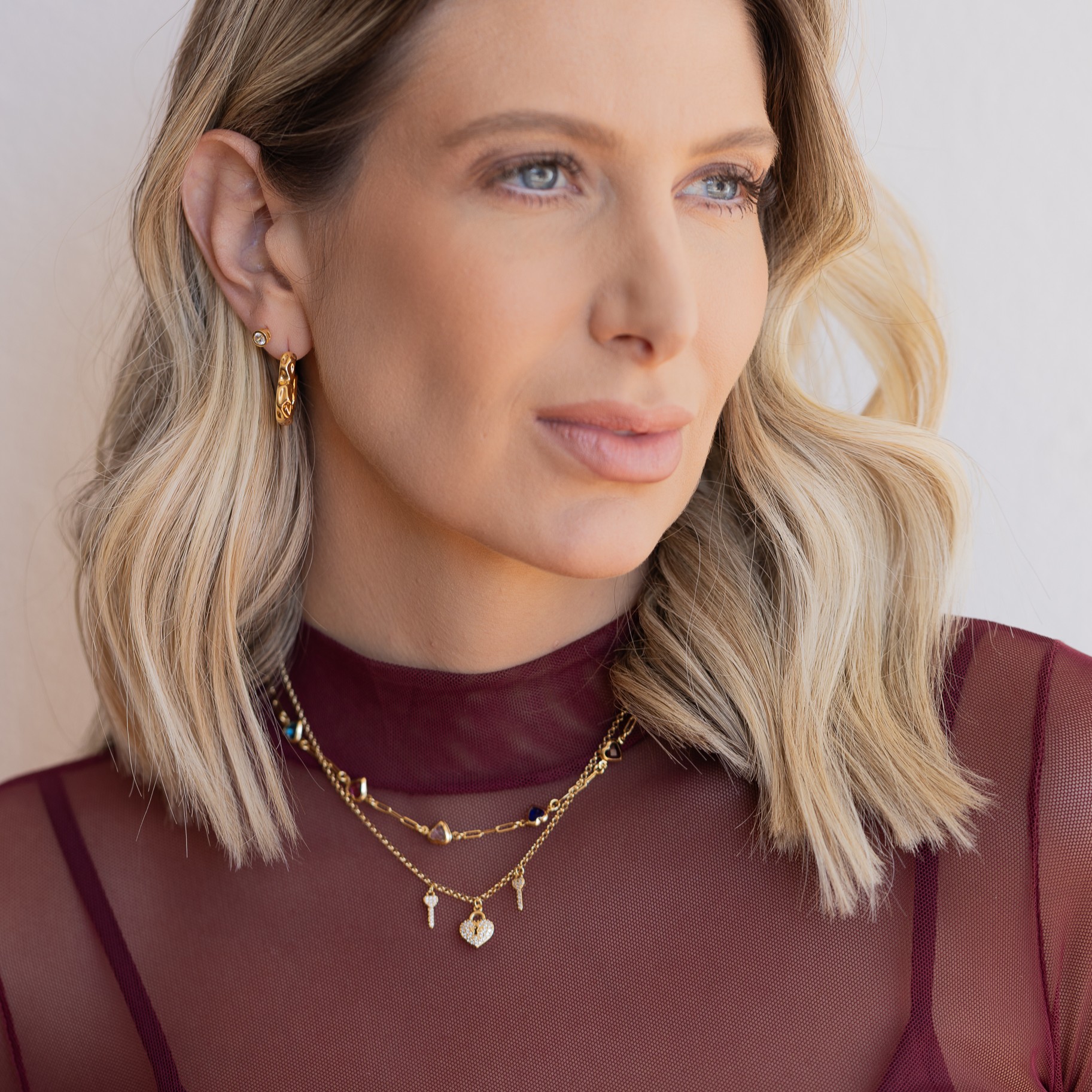 CHOKER CORAÇÕES COLORIDOS BANHO OURO 18K