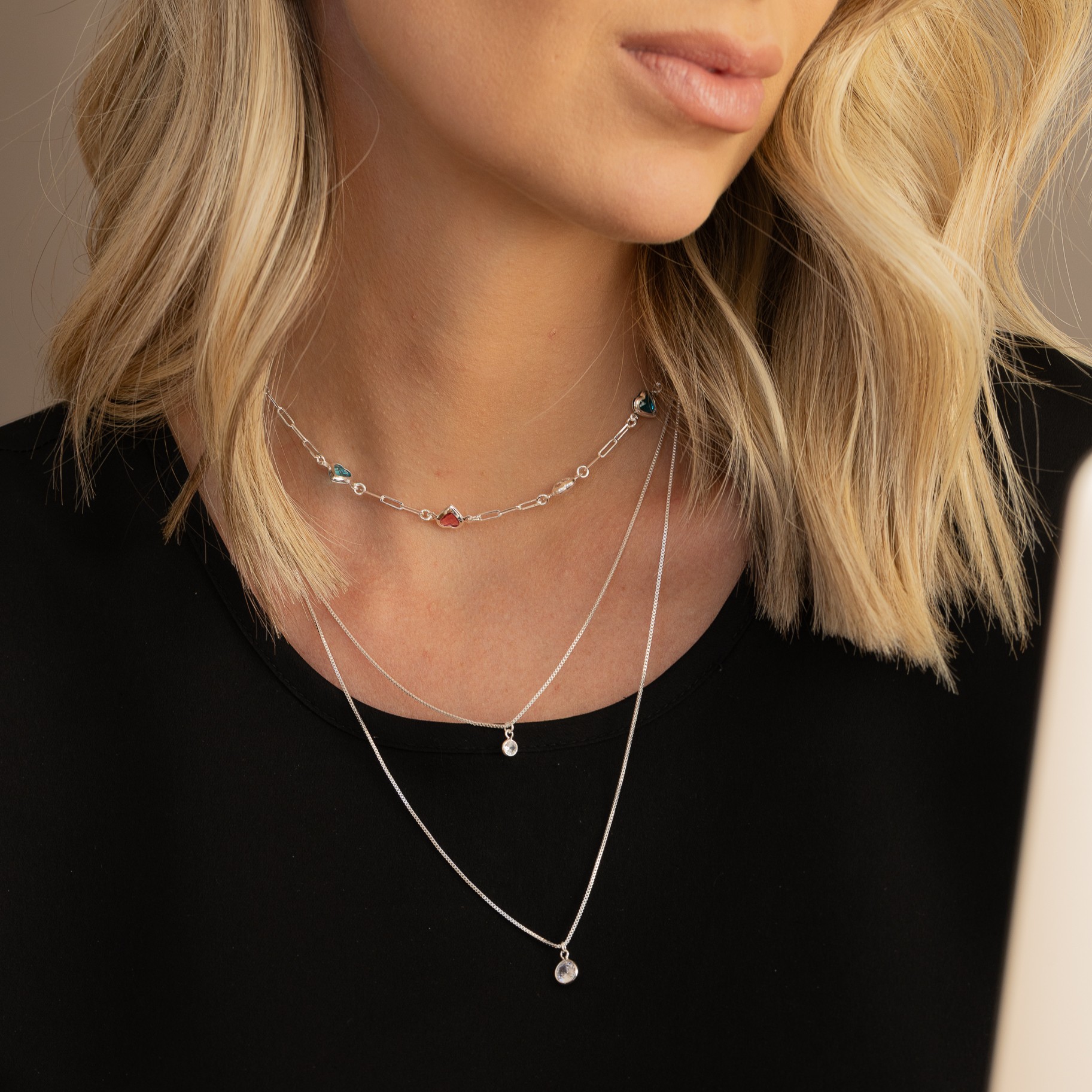 CHOKER CORAÇÕES COLORIDOS BANHO PRATA