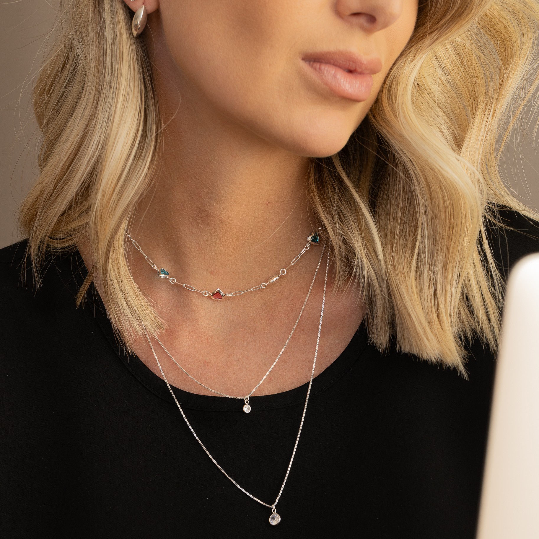 CHOKER CORAÇÕES COLORIDOS BANHO PRATA