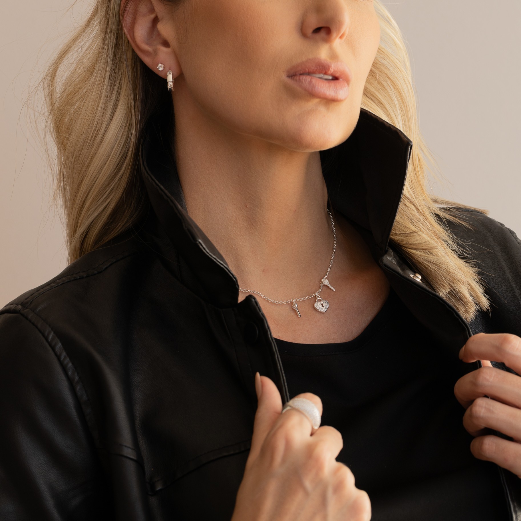 CHOKER CORAÇÃO CADEADO E CHAVE BANHO PRATA