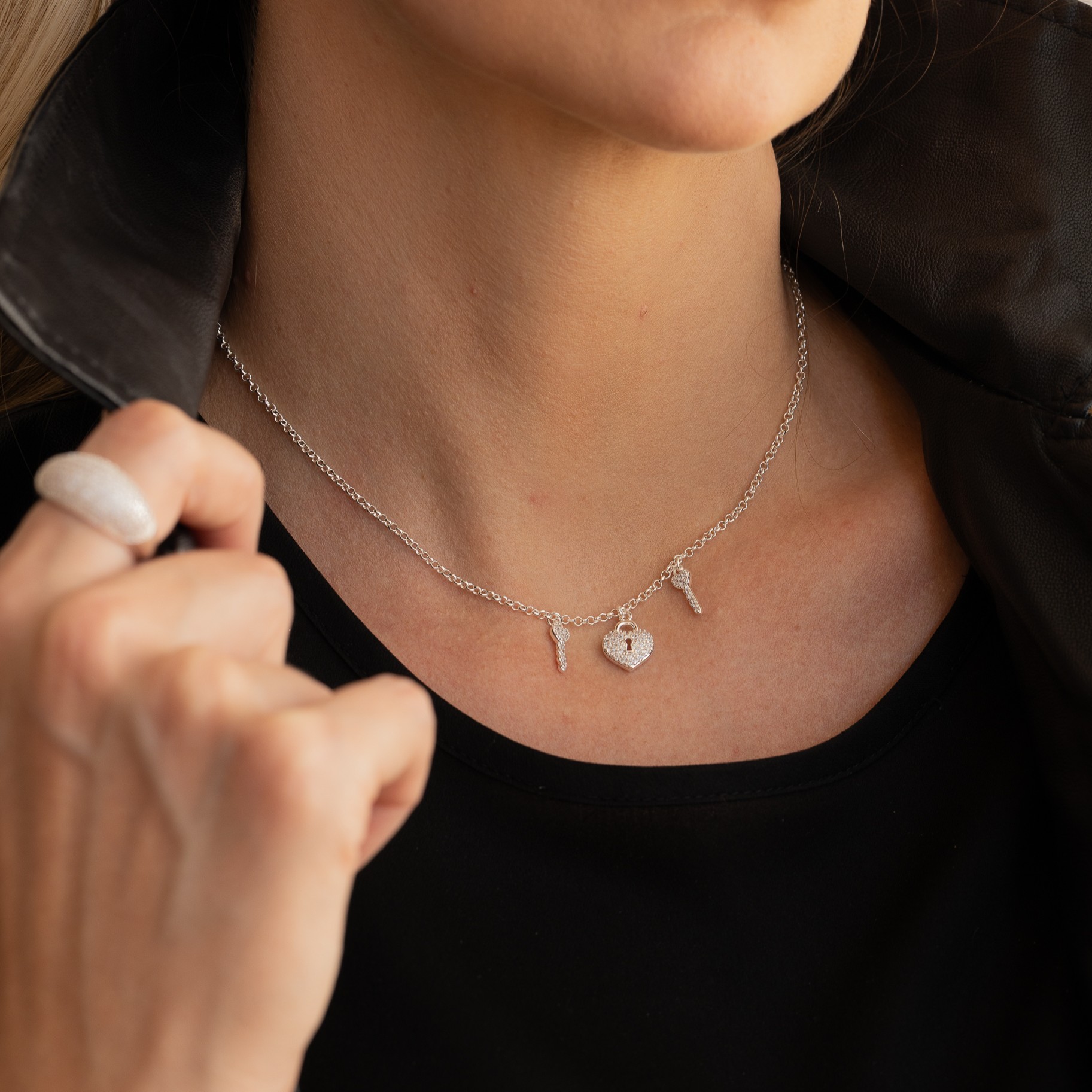 CHOKER CORAÇÃO CADEADO E CHAVE BANHO PRATA
