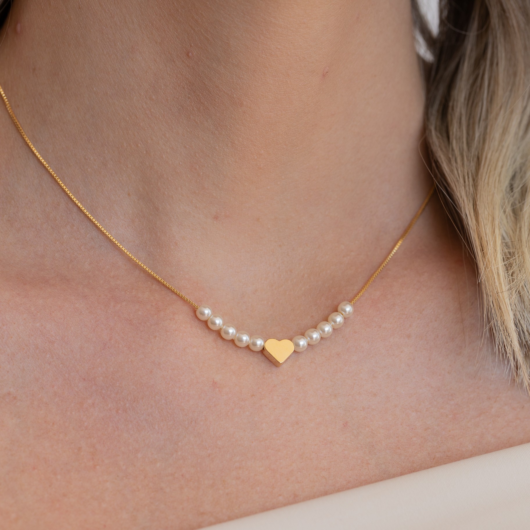 CHOKER PÉROLAS COM CORAÇÃO LISO BANHO OURO 18K