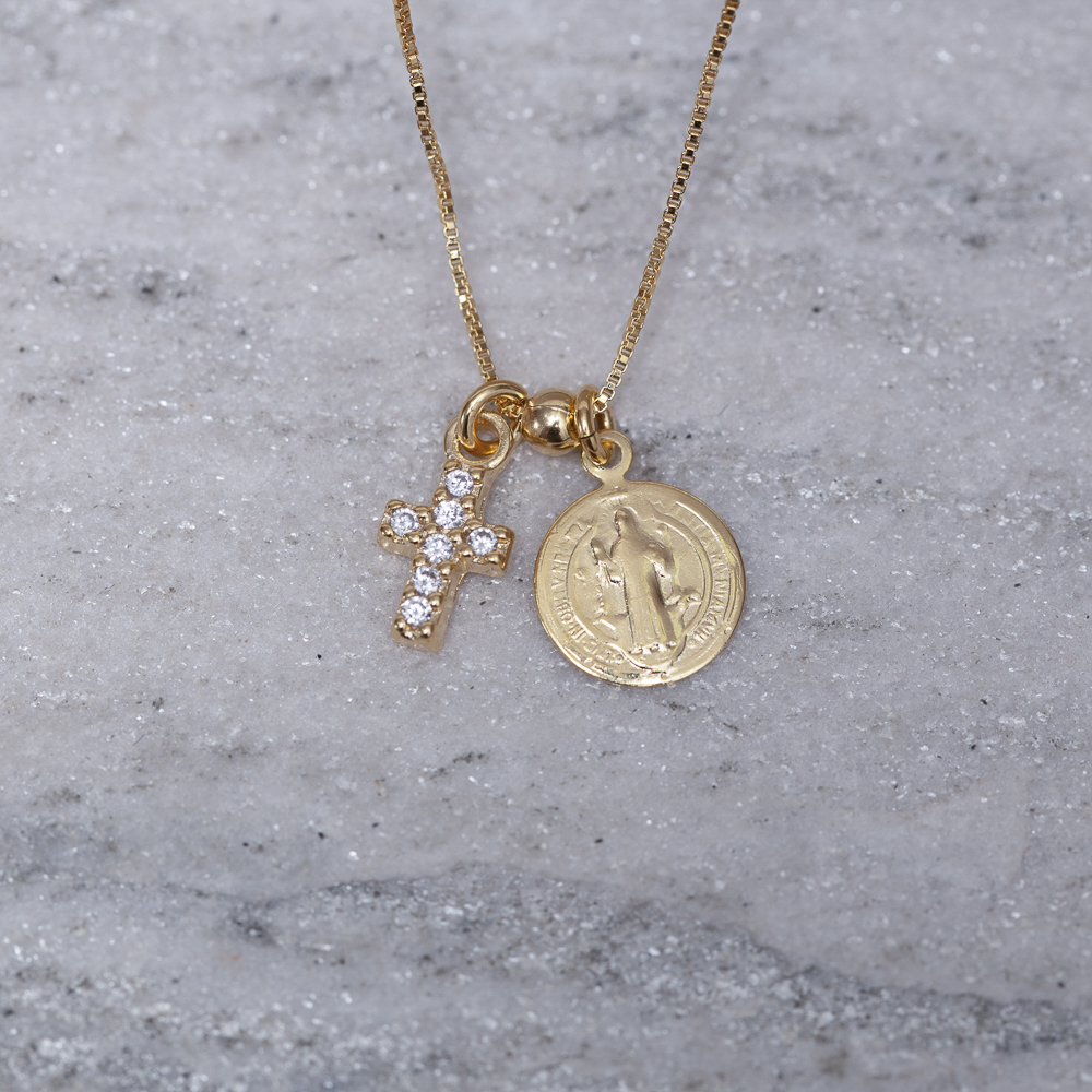 COLAR MEDALHINHA DE SÃO BENTO E CRUZ BANHO OURO 18K