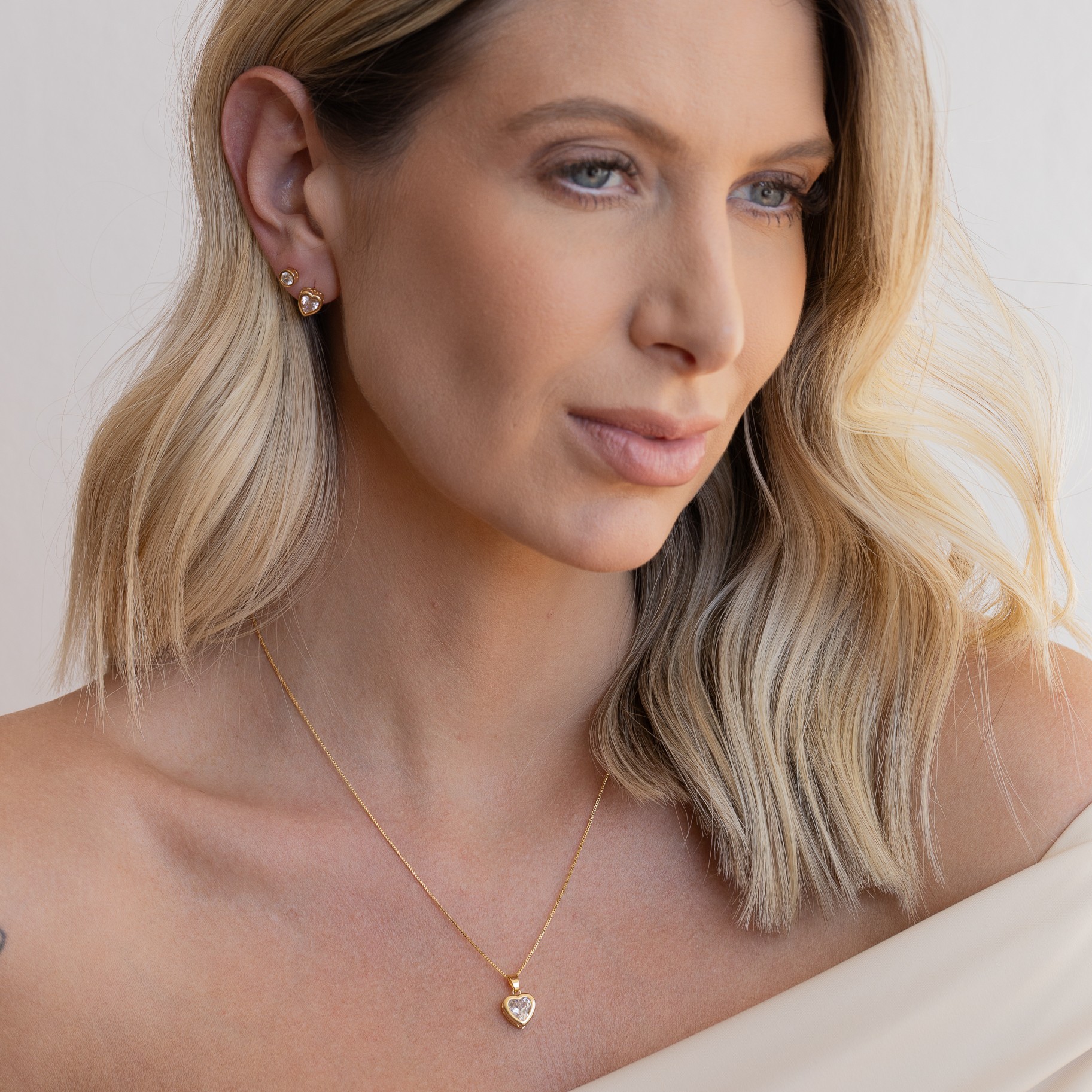 CONJUNTO CORAÇÃO CRISTAL BANHO OURO 18K