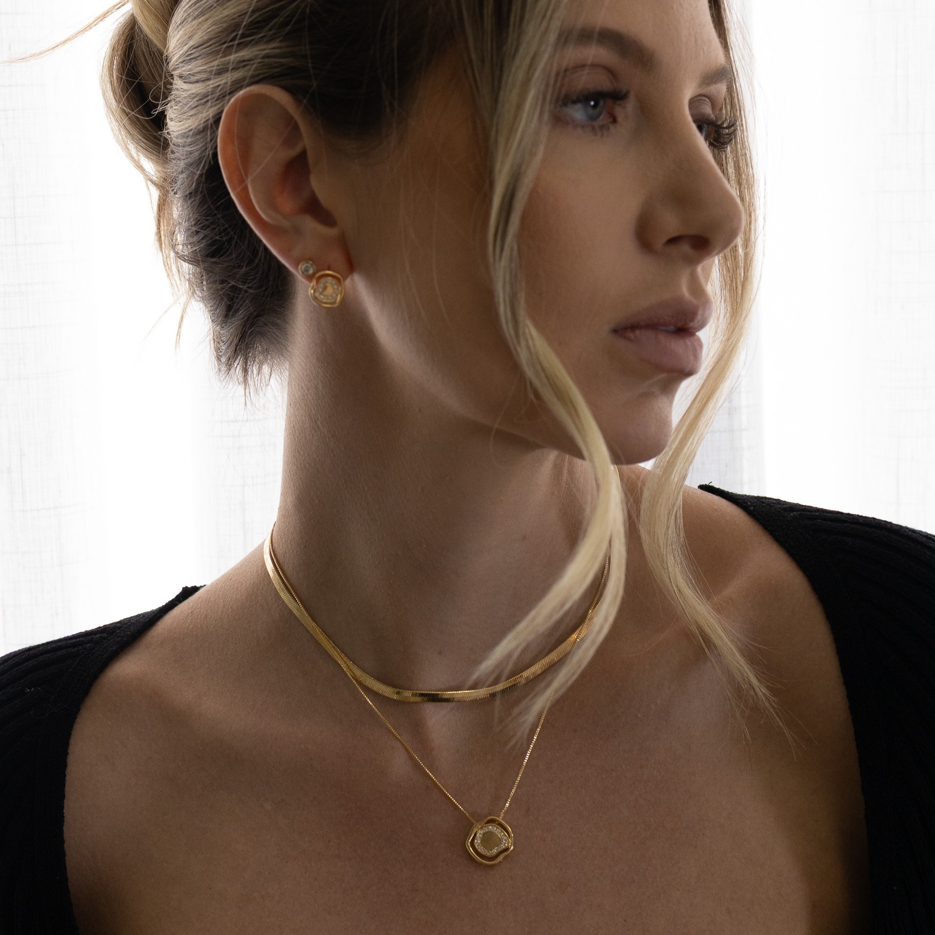 CONJUNTO ORGÂNICO COM ZIRCÔNIAS BANHO OURO 18K
