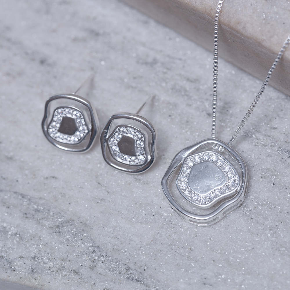 CONJUNTO ORGÂNICO COM ZIRCÔNIAS BANHO PRATA