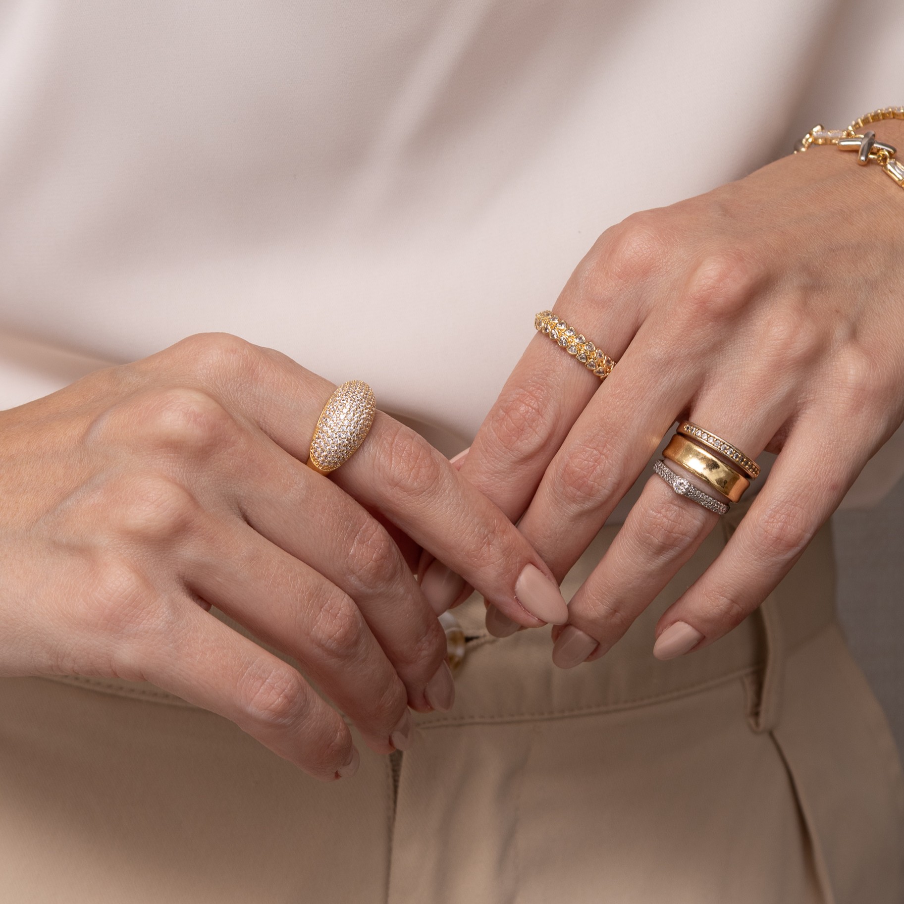 ANEL CORAÇÕES COM BOLINHAS DIAMANTADAS BANHO OURO 18K