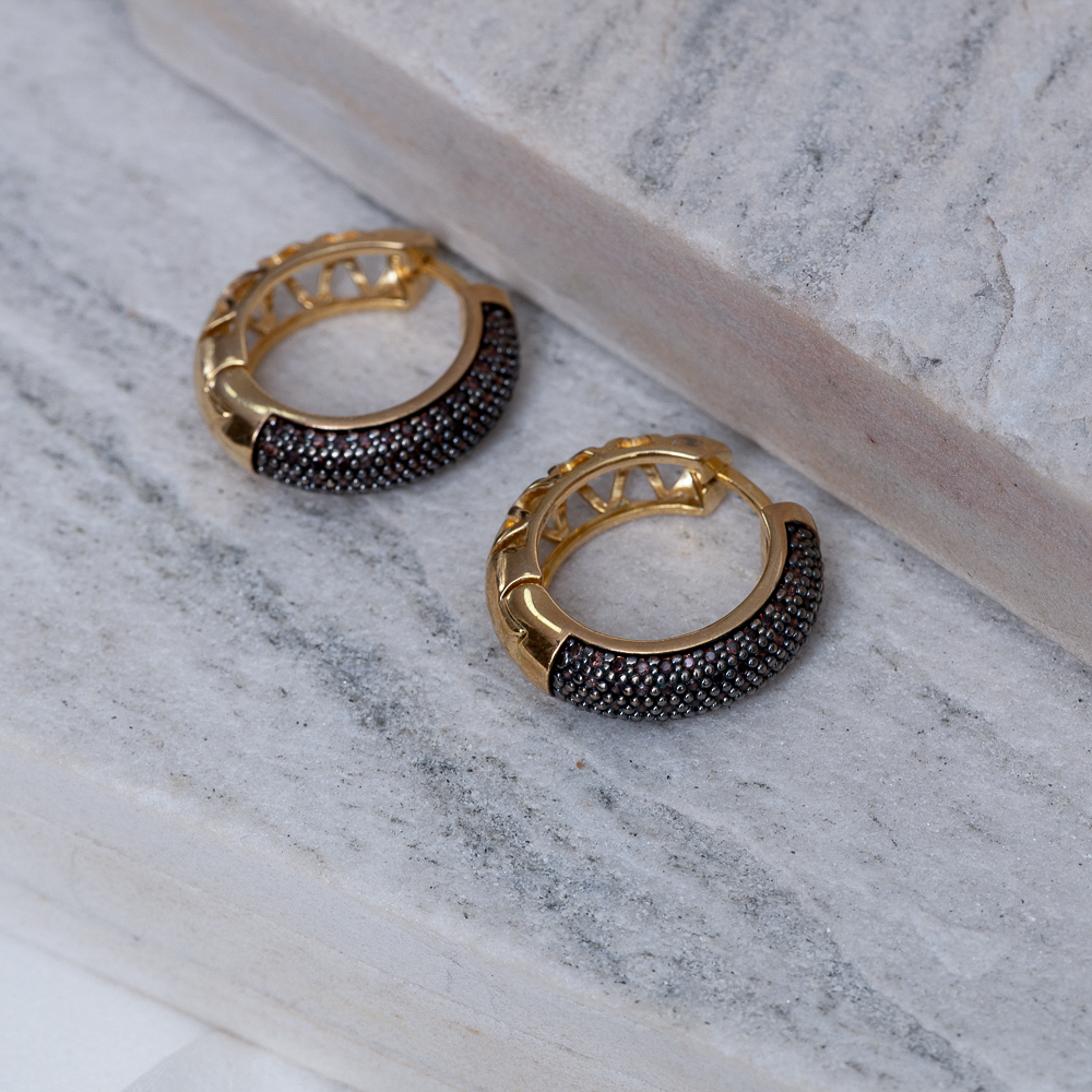 BRINCO ARGOLA COM ZIRCÔNIAS NEGRAS BANHO OURO 18K